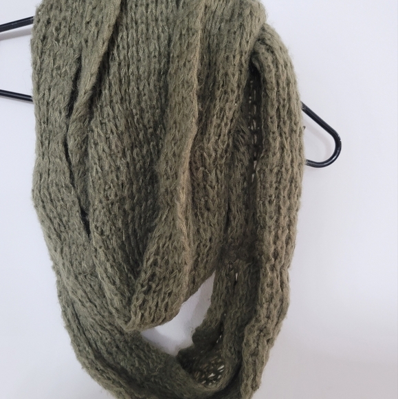Olive Green Knitted Scarf​ - Picture 1 of 3
